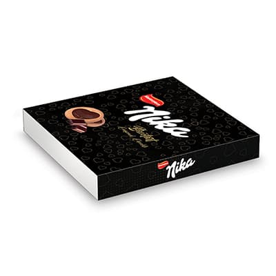 Biscuit tarte en forme de cœur avec produit à base de cacao