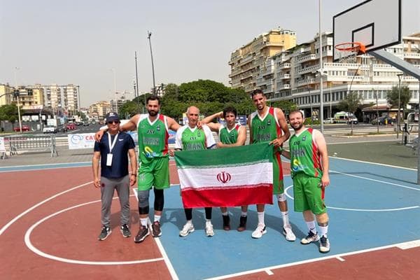 Obtention de la médaille de bronze de l'équipe de basketball ouvrière iranienne à trois.