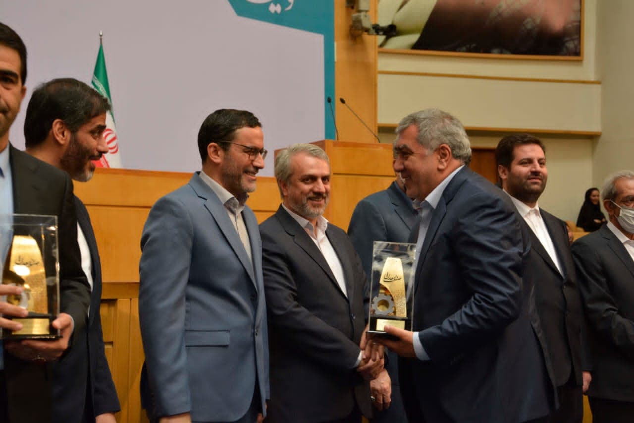 Agradecimiento al ingeniero Mortaz en la ceremonia del Día de la Industria y la Minería