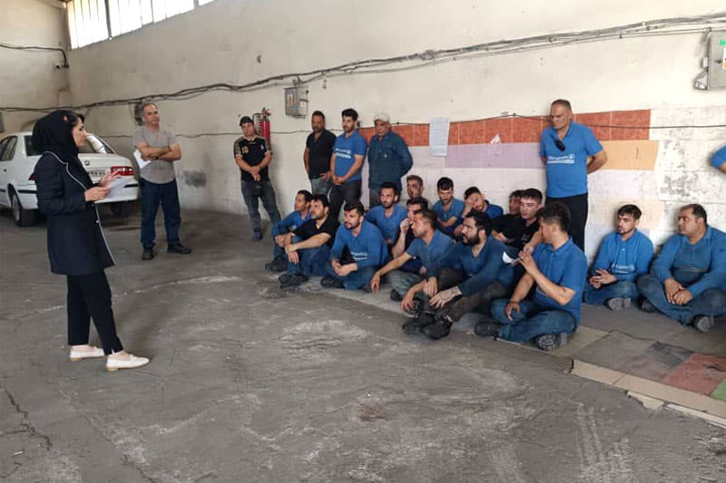 Celebración de una reunión de seguridad general y salud personal en la fábrica Kasra Saran