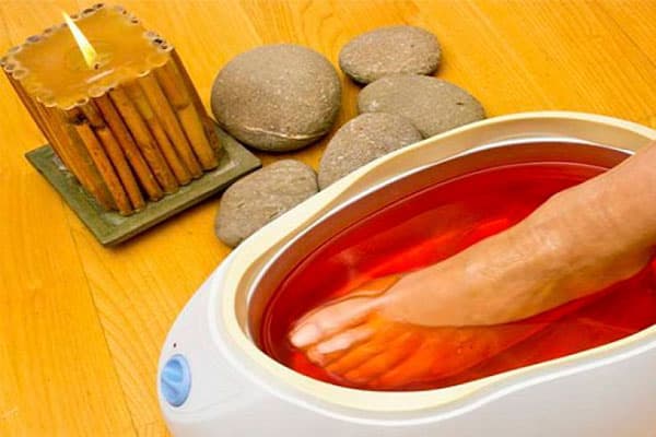 Paraffintherapie für die Füße