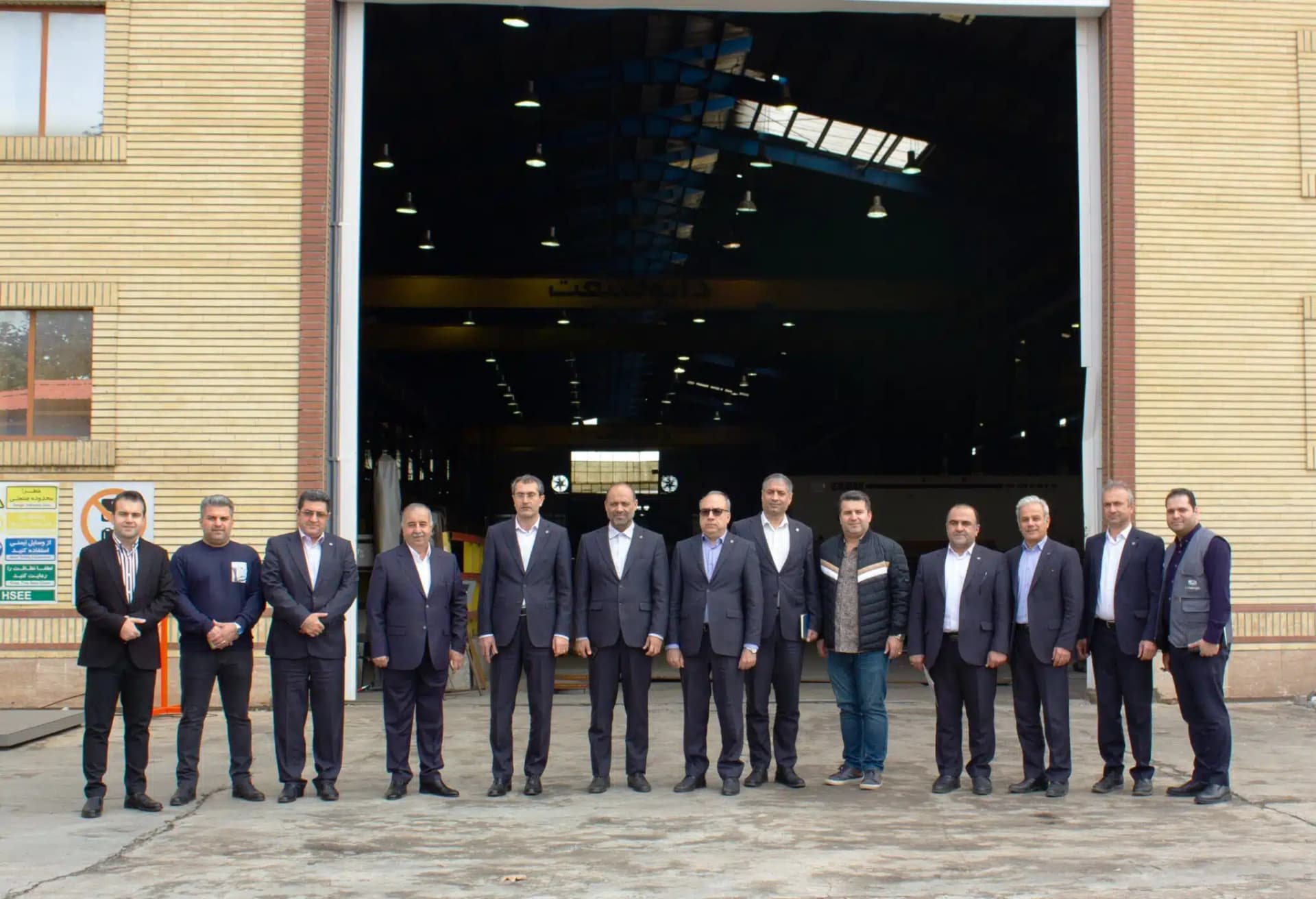 Visita del director general del Banco Sina al holding Dabo Sanat