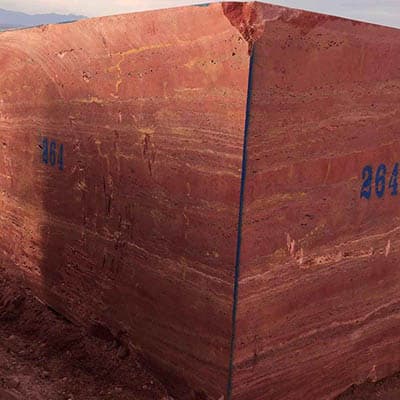 Roter Travertin Block