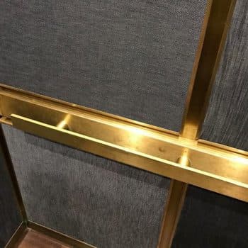 Pourquoi l'ascenseur a-t-il une poignée ?