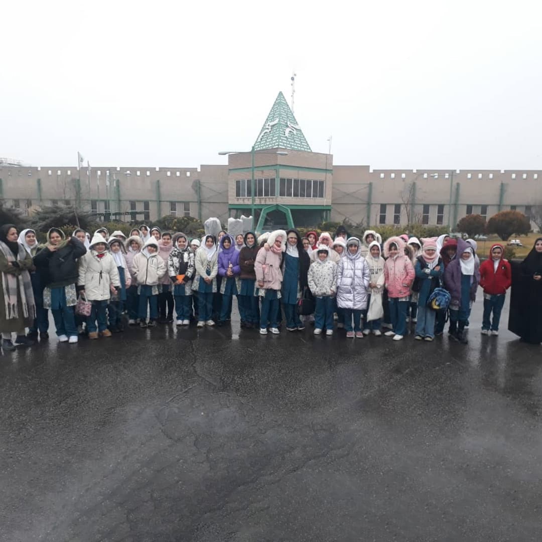 Visit of fifth-grade female students from elementary school to the factory.