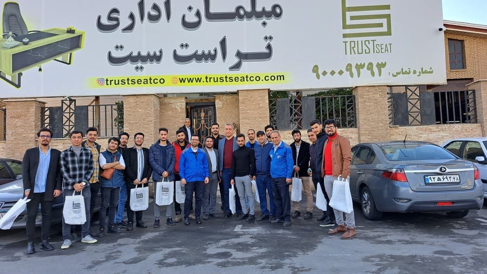 Visite des étudiants sélectionnés du département d'ingénierie du bois et du mobilier de la faculté technique de la Révol