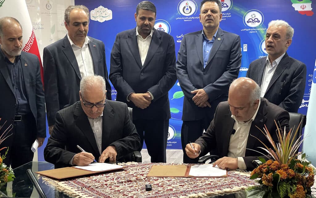 Firma del memorando de entendimiento entre la empresa Iran Delco y la empresa de refinación de petróleo de Teherán.