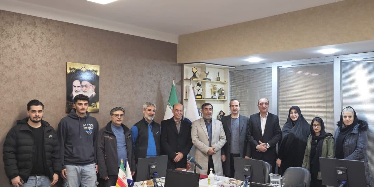 Soutien de la société des vibrations industrielles d'Iran aux équipes de ski de Téhéran – Lancement des vêtements fabriq