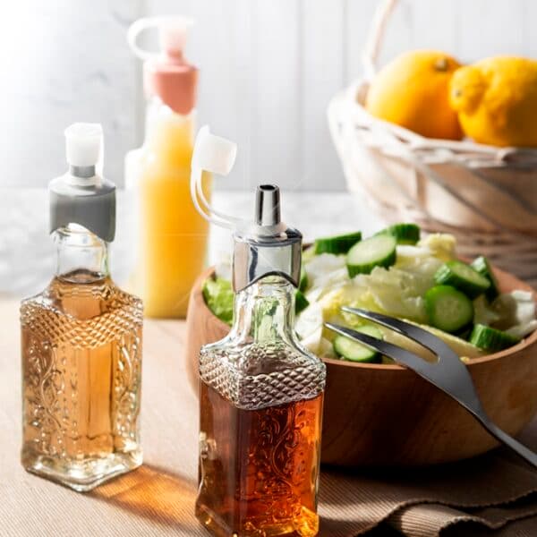 ¿Cuál es la aplicación de un exprimidor de limón y un vertedor de aceite?