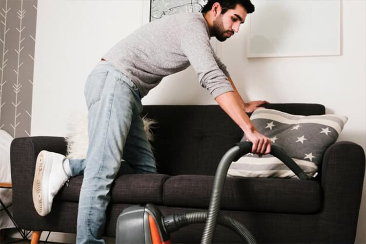 Entfernung von Brandflecken auf dem Sofa