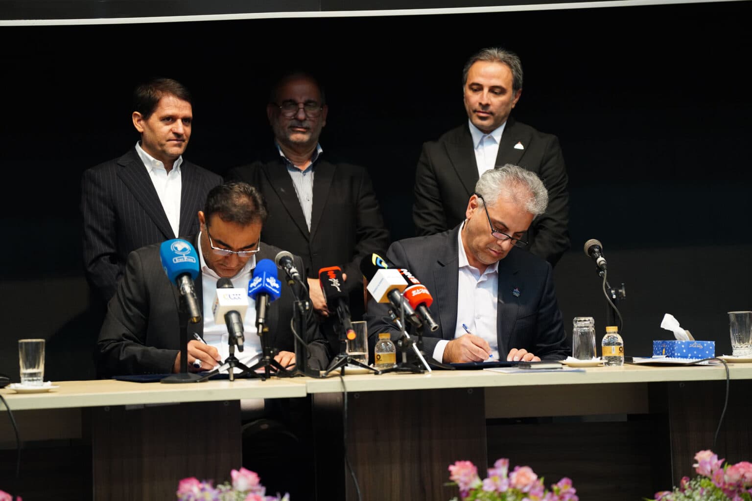 Revolución en la industria del polímero: firma de un acuerdo estratégico para la producción de poliéster avanzado.
