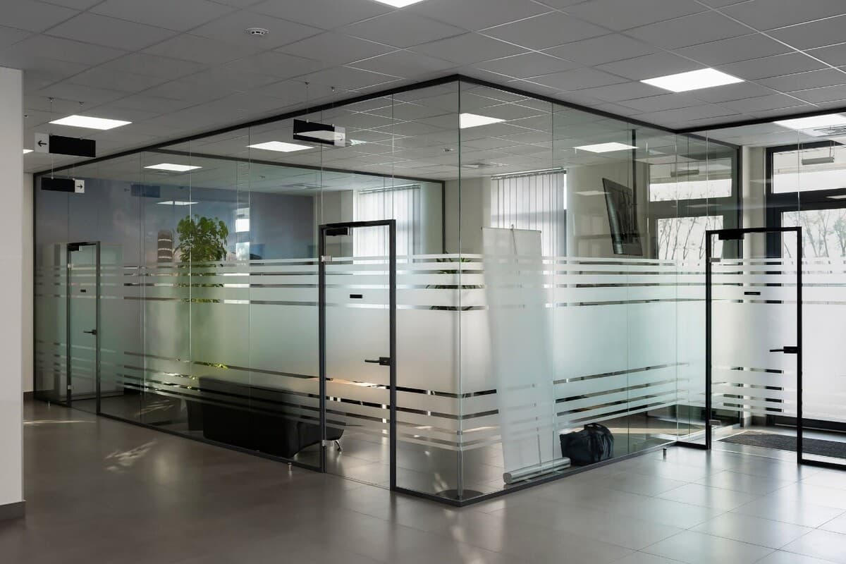 Partition en verre dans les bureaux