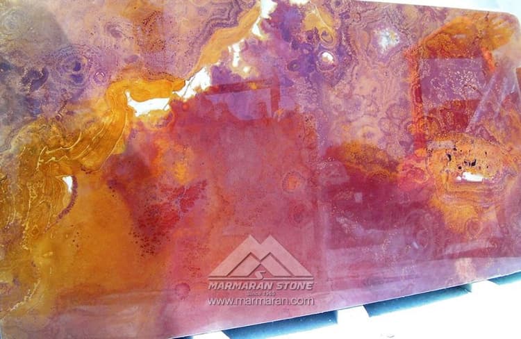 красный мрамор