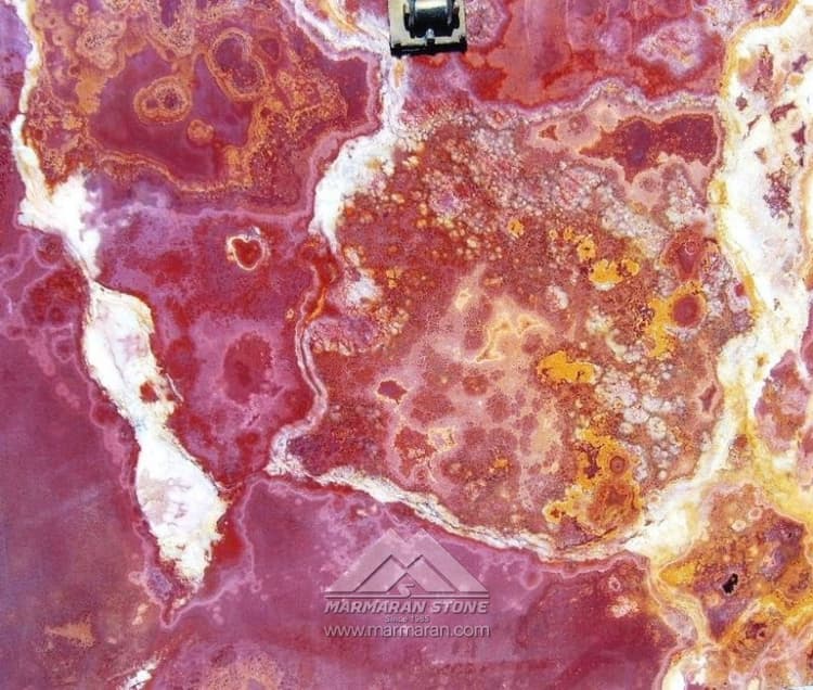 красный мрамор